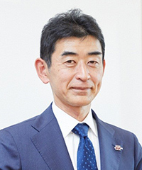 日色 隆善 氏