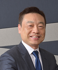 深井 聡明 氏