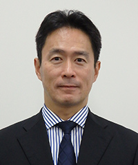 山崎　弦 氏