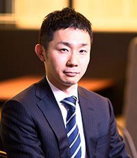 亀岡 直弘 氏